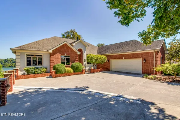 Property Slideshow image 3 of 62 | 410 catoosa ln, Loudon, TN, 37774