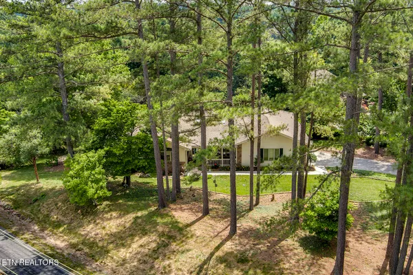 Property Slideshow image 3 of 58 | 101 piute cir, Loudon, TN, 37774