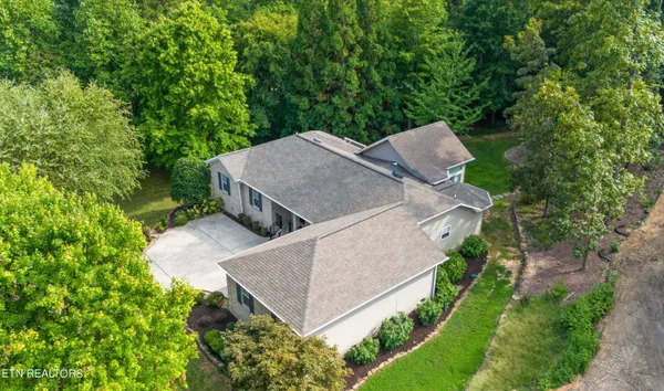 Property Slideshow image 2 of 28 | 304 uhdali pl, Loudon, TN, 37774