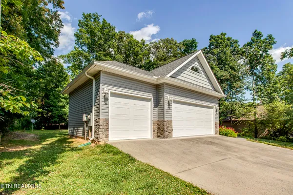 Property Slideshow image 2 of 45 | 401 tanasi way, Loudon, TN, 37774