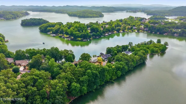 Property Slideshow image 3 of 60 | 212 kiyuga ln, Loudon, TN, 37774