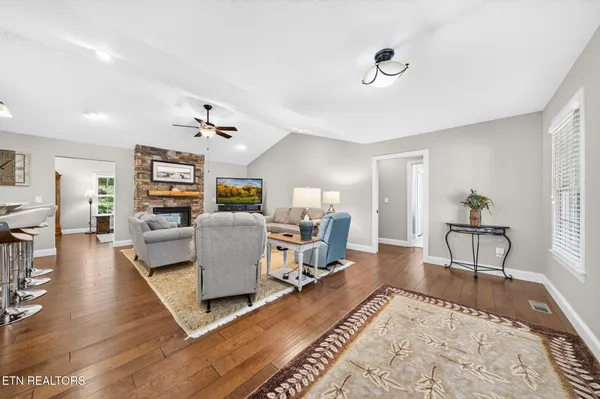 Property Slideshow image 3 of 33 | 327 beachwood dr, Crossville, TN, 38558