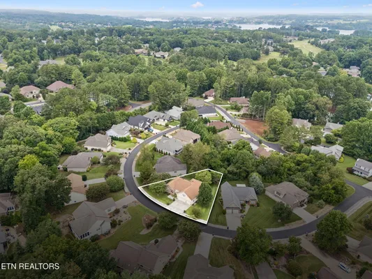 Property Slideshow image 2 of 48 | 513 tanasi cir, Loudon, TN, 37774
