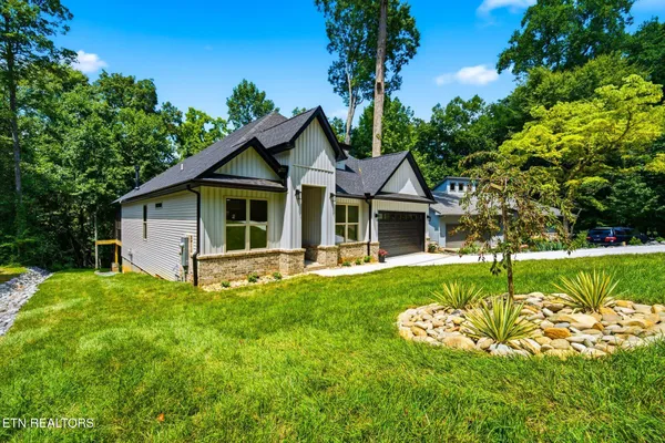 Property Slideshow image 3 of 49 | 153 inata cir, Loudon, TN, 37774