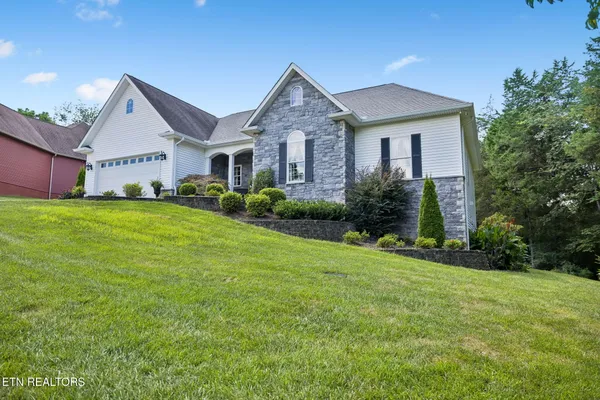 Property Slideshow image 2 of 42 | 102 tahlequah ln, Loudon, TN, 37774