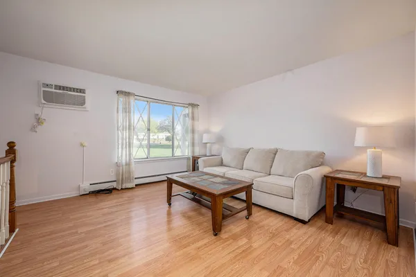 Property Slideshow image 3 of 17 | 61117 heritage blvd, South Lyon, MI, 48178