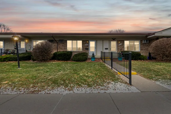 Property Slideshow image 2 of 27 | 25229 franklin ter 5, Southlyoncity_oakland, MI, 48178