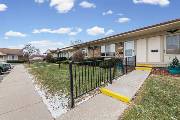 Property Slideshow image 3 of 27 | 25229 franklin ter 5, Southlyoncity_oakland, MI, 48178