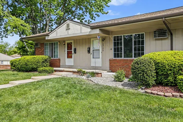 Property Slideshow image 2 of 22 | 25176 potomac dr 2, South Lyon, MI, 48178