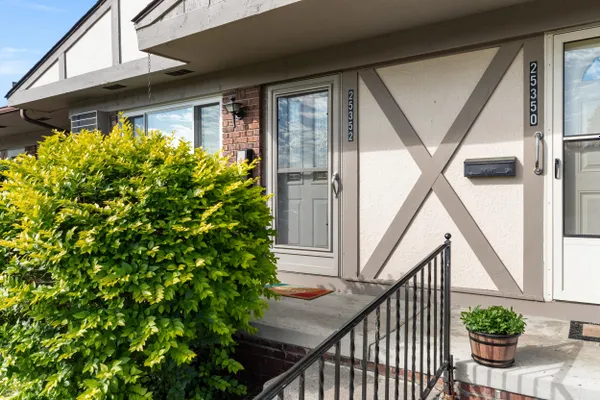 Property Slideshow image 2 of 42 | 25352 potomac dr 7, South Lyon, MI, 48178