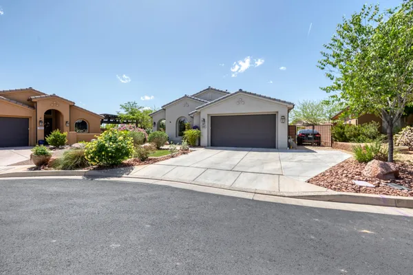 Property Slideshow image 2 of 49 | 1009 n blue topaz dr, Washington, UT, 84780