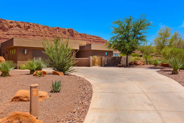 Property Slideshow image 2 of 41 | 2410 entrada trl 3, St George, UT, 84770