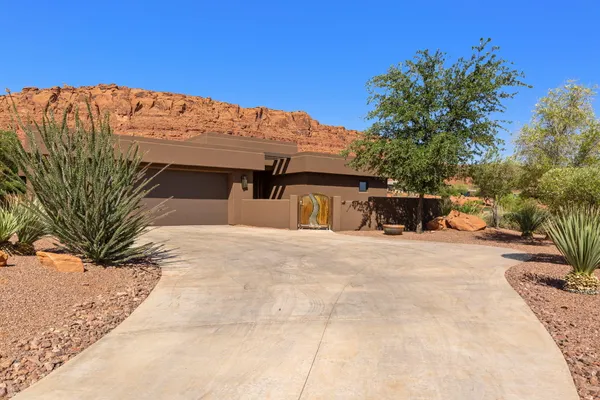 Property Slideshow image 2 of 53 | 2410 entrada trl 3, St George, UT, 84770