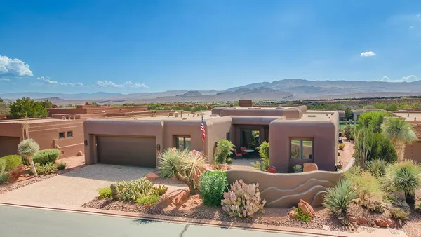 Property Slideshow image 2 of 50 | 2336 w w entrada trl 8, St George, UT, 84770