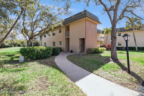 Property Slideshow image 2 of 29 | 25 vista gardens trl apt 203, Vero Beach, FL, 32962