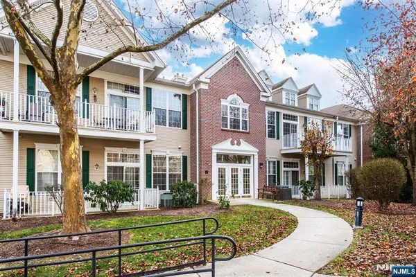 Property Slideshow image 2 of 14 | 511 four seasons dr, Wayne, NJ, 07470