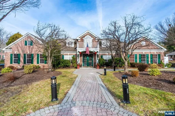 Property Slideshow image 3 of 14 | 511 four seasons dr, Wayne, NJ, 07470