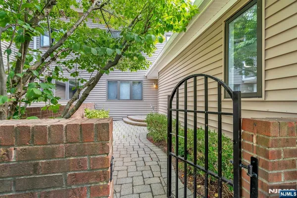 Property Slideshow image 2 of 32 | 49 litchult ln, Mahwah, NJ, 07430