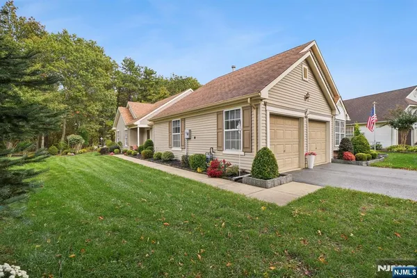 Property Slideshow image 2 of 43 | 2703 meadow lake dr, Toms River, NJ, 08755