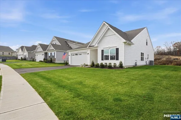 Property Slideshow image 2 of 48 | 5 thomas knoll blvd, Port Murray, NJ, 07865