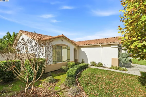 Property Slideshow image 2 of 34 | 2443 plumcreek ln, Manteca, CA, 95336