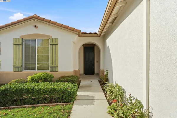 Property Slideshow image 3 of 34 | 2443 plumcreek ln, Manteca, CA, 95336