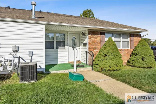 Property Slideshow image 3 of 25 | 11 maine ct # 739, Matawan, NJ, 07747