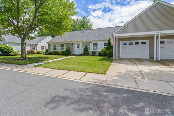 Property Slideshow image 3 of 27 | 716 victoria ct a, Monroe, NJ, 08831