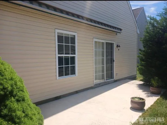 Property Slideshow image 2 of 26 | 6 holly manor ct, Helmetta, NJ, 08828