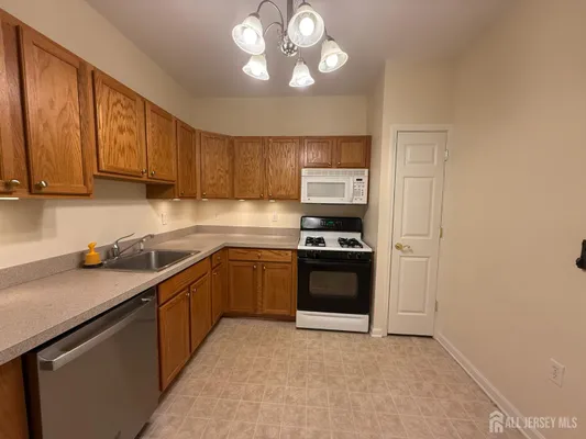 Property Slideshow image 2 of 17 | 540 cranbury rd 323, East Brunswick, NJ, 08816