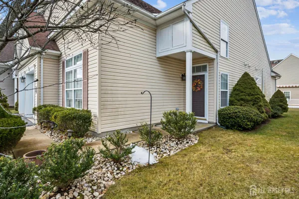 Property Slideshow image 2 of 25 | 6 holly manor ct, Helmetta, NJ, 08828