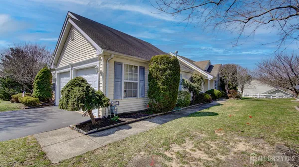Property Slideshow image 3 of 32 | 20 winding river rd, Lakewood, NJ, 08701