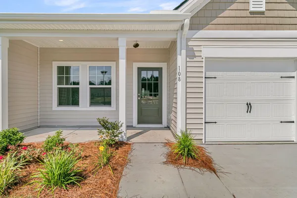 Property Slideshow image 3 of 34 | 1068 dusk dr, Summerville, SC, 29486
