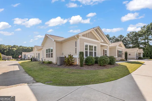 Property Slideshow image 2 of 26 | 2487 rathburn cir, Loganville, GA, 30052