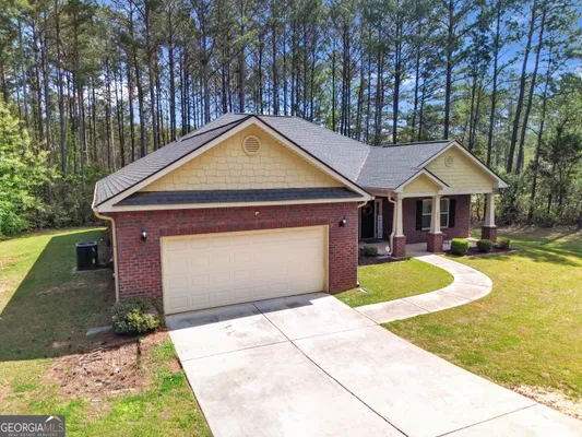 Property Slideshow image 2 of 40 | 1007 yorkshire dr, Griffin, GA, 30223