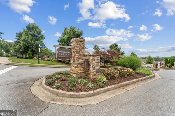 Property Slideshow image 2 of 28 | 226 sweetbriar club dr 01, Woodstock, GA, 30188