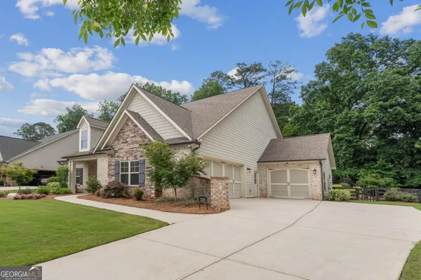 Property Slideshow image 3 of 28 | 226 sweetbriar club dr 01, Woodstock, GA, 30188