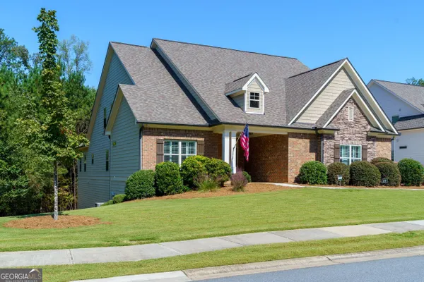 Property Slideshow image 2 of 37 | 217 sweetbriar club dr, Woodstock, GA, 30188