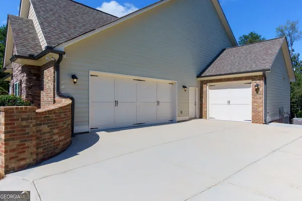 Property Slideshow image 3 of 37 | 217 sweetbriar club dr, Woodstock, GA, 30188