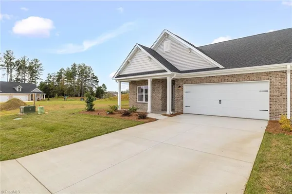 Property Slideshow image 3 of 30 | 201 creekside ter, Clemmons, NC, 27012