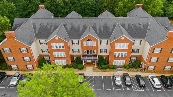 Property Slideshow image 2 of 35 | 524 college rd apt 306, Greensboro, NC, 27410