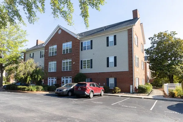 Property Slideshow image 2 of 27 | 522 college rd 104, Greensboro, NC, 27410