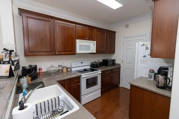 Property Slideshow image 3 of 27 | 522 college rd 104, Greensboro, NC, 27410