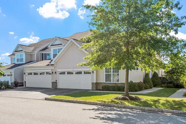 Property Slideshow image 3 of 38 | 13 wilshire way # 13, Marlborough, MA, 01752