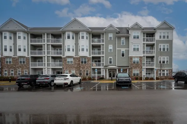 Property Slideshow image 2 of 22 | 1105 peters farm way 105, Westborough, MA, 01581