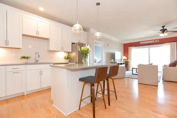 Property Slideshow image 3 of 39 | 6 overlook dr 403, Andover, MA, 01810