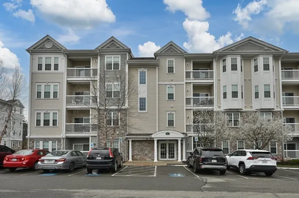 Property Slideshow image 3 of 32 | 57 augustus ct 1010, Reading, MA, 01867