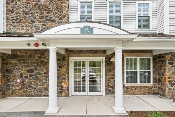Property Slideshow image 2 of 32 | 62 abigail way 1006, Reading, MA, 01867