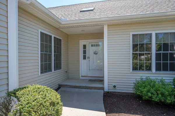 Property Slideshow image 3 of 34 | 7 blossom tree dr 7, Shrewsbury, MA, 01545