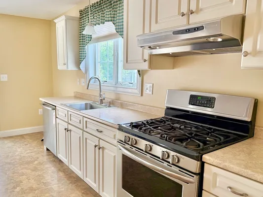 Property Slideshow image 3 of 27 | 8 beeston ln 8, Methuen, MA, 01844